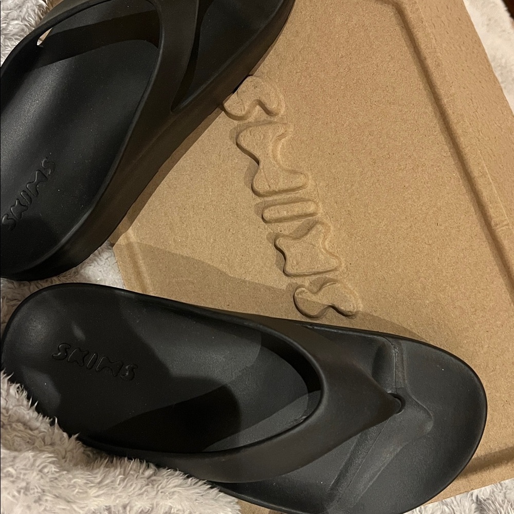 Skims Waterproof Molded Sandal Platform Thong 
Worn inside to only. Box included